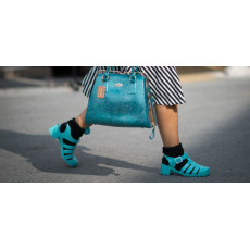 Босоніжки зі шкарпетками: жіноча мода, комфорт або несмак